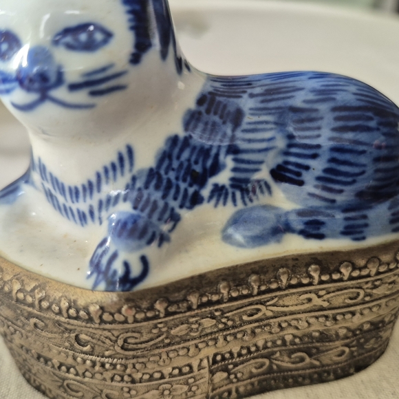 Blue and White Ceramic Cat  Shard Trinket Jewellery Box With Ornate Silver Botto - Picture 2 of 5